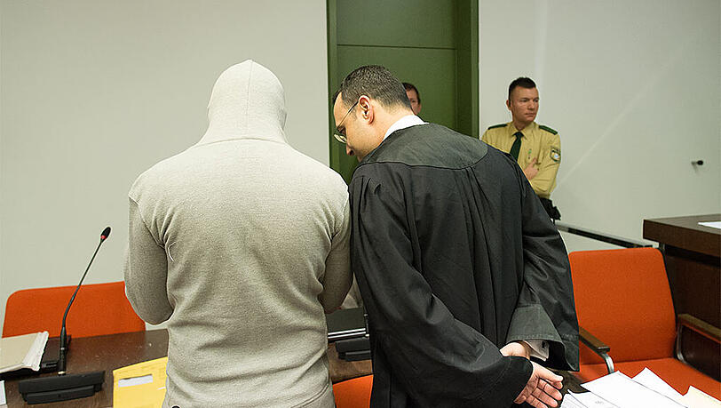 Der 27-jährige Angeklagte (l.) soll als Mitglied der Gruppe "Junud Al-Sham" am Terror in Syrien beteiligt gewesen zu sein. Er muss sich wegen gemeinschaftlichen Mordes verantworten. Der 27-jährige Angeklagte (l.) soll als Mitglied der Gruppe "Junud Al-Sham" am Terror in Syrien beteiligt gewesen zu sein. Er muss sich wegen gemeinschaftlichen Mordes verantworten.
