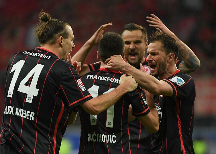 Die Frankfurter Alexander Meier (l-r), Torschütze Mijat Gacinovic, Haris Seferovic und Szabolcs Huszti jubeln nach dem Ausgleichstor zum 1:1.