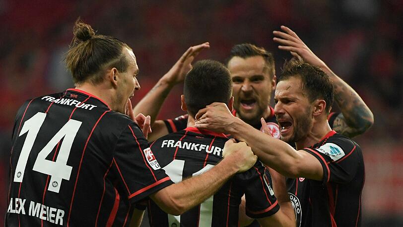 Die Frankfurter Alexander Meier (l-r), Torschütze Mijat Gacinovic, Haris Seferovic und Szabolcs Huszti jubeln nach dem Ausgleichstor zum 1:1. Die Frankfurter Alexander Meier (l-r), Torschütze Mijat Gacinovic, Haris Seferovic und Szabolcs Huszti jubeln nach dem Ausgleichstor zum 1:1.