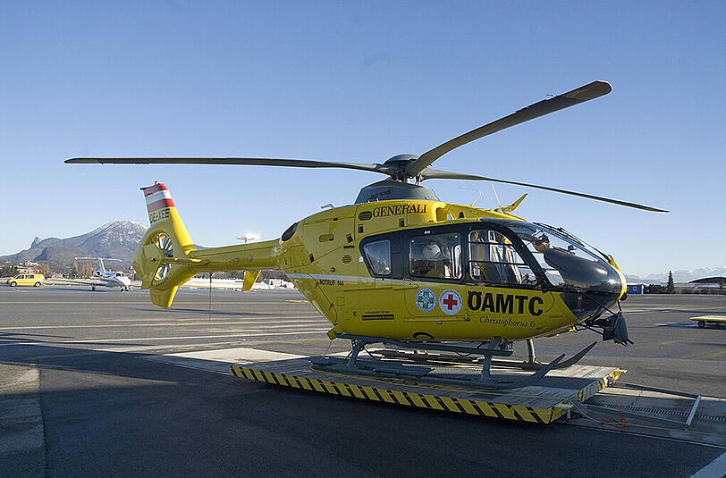 Der Verunglückte wurde mit dem österreichischen Rettungshubschrauber Christopherus 6 ins LKH Salzburg gebracht, wo er später verstarb. (Archivbild)