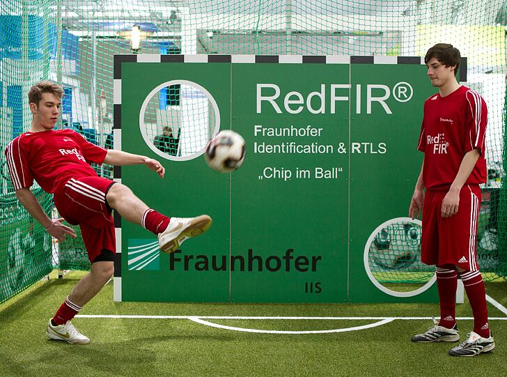 Zu den vielen Technik-Nerds gesellen sich auch einige Sport-Freaks. Aber warum genau schießen Amateur-Kicker ausgerechnet bei einer Computermesse auf eine Torwand? Die jungen Männer sind doch nicht etwa Roboter?
