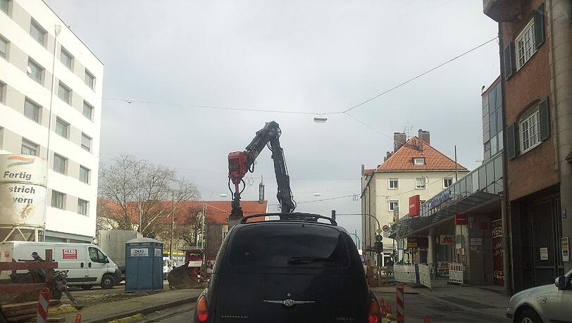 Ein Bagger blockiert die Landsberger Straße. Im Pasinger Zentrum sieht es ähnlich aus. Ein Bagger blockiert die Landsberger Straße. Im Pasinger Zentrum sieht es ähnlich aus.