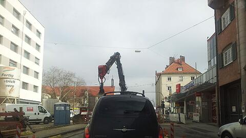 Ein Bagger blockiert die Landsberger Straße. Im Pasinger Zentrum sieht es ähnlich aus.