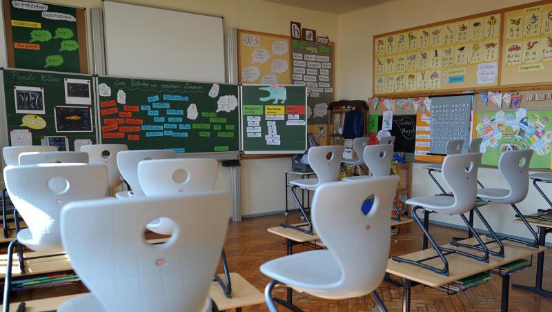 Stühle stehen in einer Grundschule auf den Tischen. Foto: David Ebener/dpa/Archivbild Stühle stehen in einer Grundschule auf den Tischen. Foto: David Ebener/dpa/Archivbild