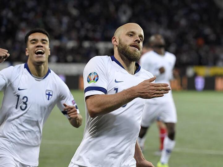 Der früherer Schalker Teemu Pukki (r) war in Finnland der gefeierte Mann.