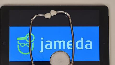 Auf einem iPad ist das Ärztebewertungsportal Jameda zu sehen ist.