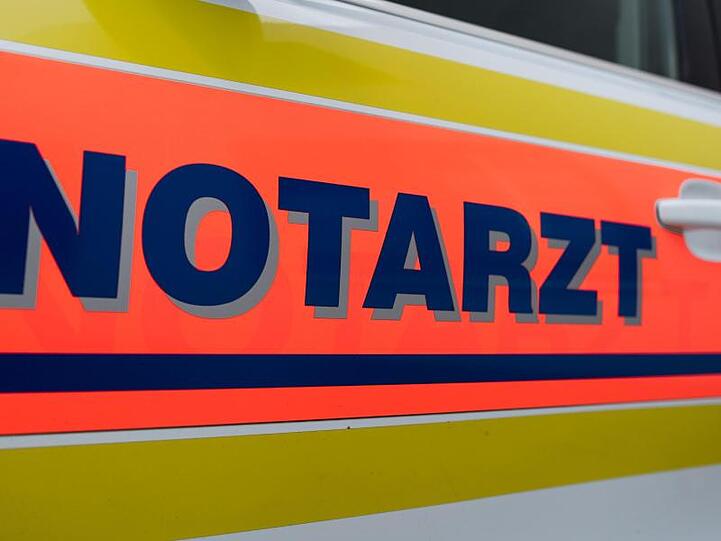 Der Schriftzug "Notarzt" ist an einem Einsatzfahrzeug zu lesen. Foto: Patrick Pleul/Archiv