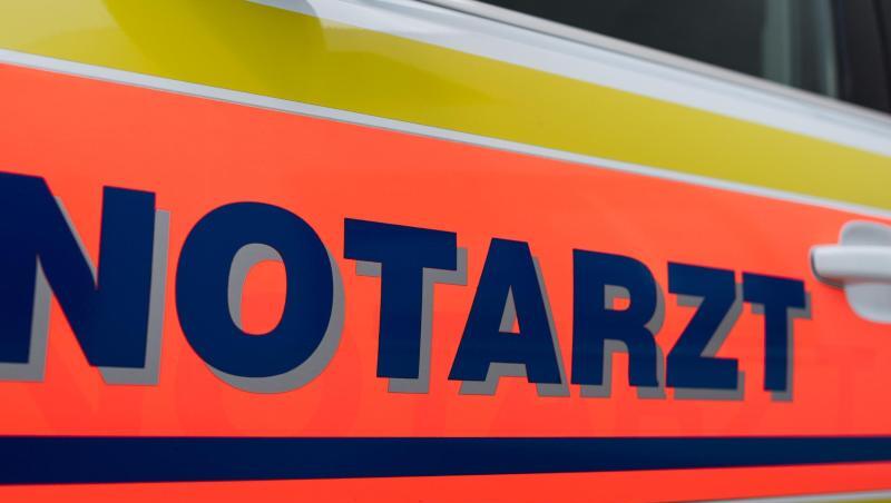 Der Schriftzug "Notarzt" ist an einem Einsatzfahrzeug zu lesen. Foto: Patrick Pleul/Archiv Der Schriftzug "Notarzt" ist an einem Einsatzfahrzeug zu lesen. Foto: Patrick Pleul/Archiv