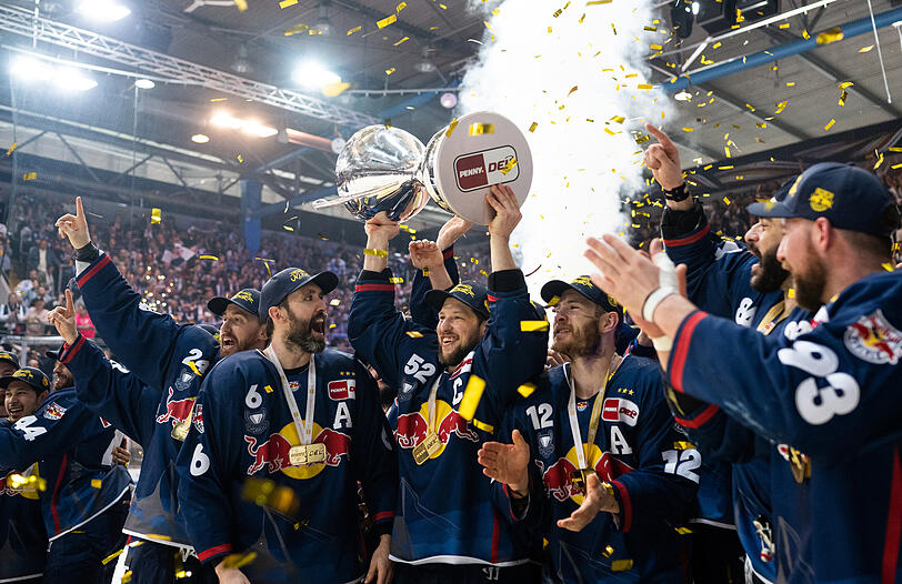 Die Spieler von Red Bull München feiern am 23. April 2023 den vierten Meistertitel des Klubs nach 2016, 2017 und 2018.