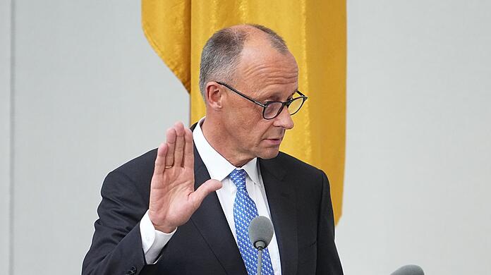Merz schwor seinen Amtseid mit dem Zusatz "so wahr mir Gott helfe".