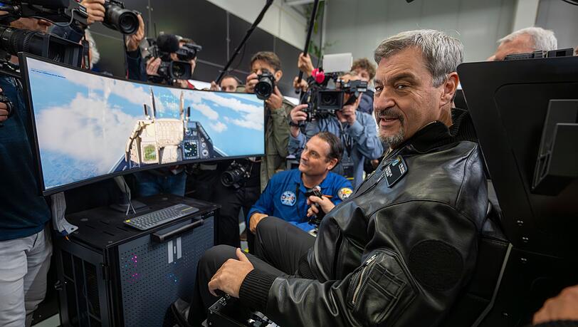 Markus Söder will, dass auch die bayerische Polizei Drohnen abschießen darf. (Archivbild)