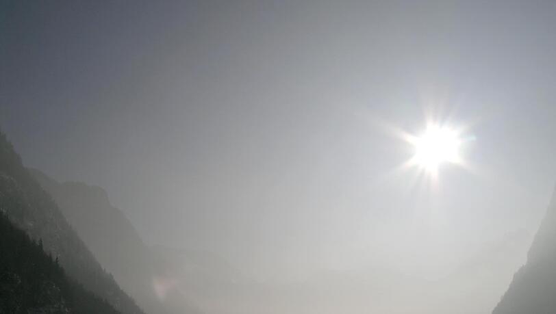 Winter 2006: Menschen spazieren über die weite Eisfläche des Königssees, die Sonne steht grell über dem Talkessel. Winter 2006: Menschen spazieren über die weite Eisfläche des Königssees, die Sonne steht grell über dem Talkessel.