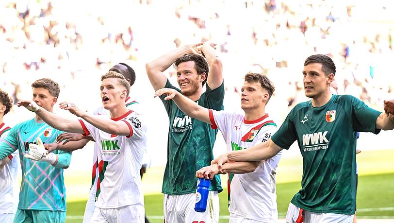 Augsburgs Fußballer lassen sich für den Heimsieg gegen Mönchengladbach feiern. Augsburgs Fußballer lassen sich für den Heimsieg gegen Mönchengladbach feiern.