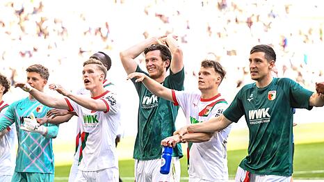 Augsburgs Fu&szlig;baller lassen sich f&uuml;r den Heimsieg gegen M&ouml;nchengladbach feiern.
