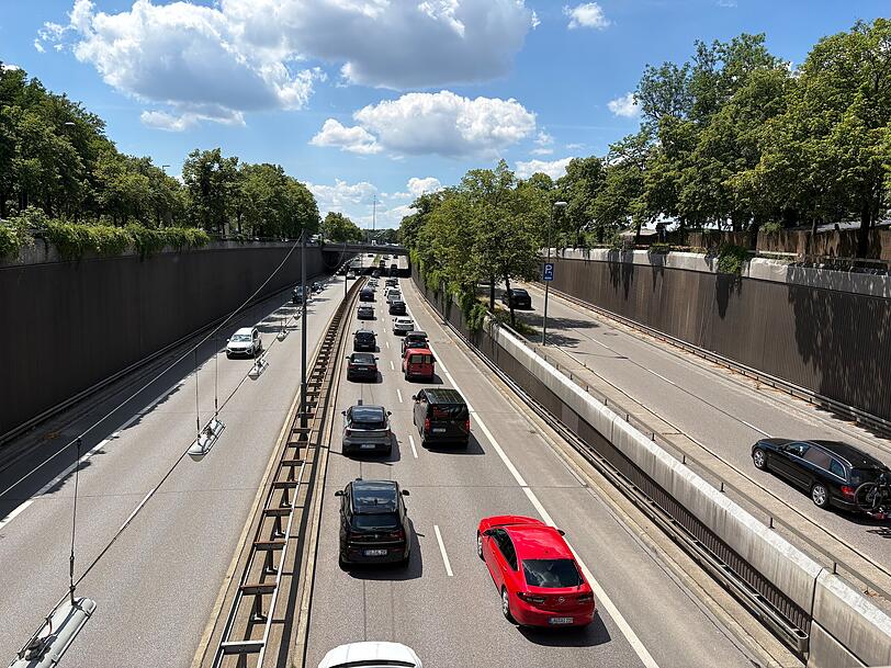 Der Stau auf dem Mittleren Ring vor dem Luki-Tunnel reicht stadtausw&auml;rts selbst am fr&uuml;hen Nachmittag bis auf H&ouml;he der Hansastra&szlig;e.