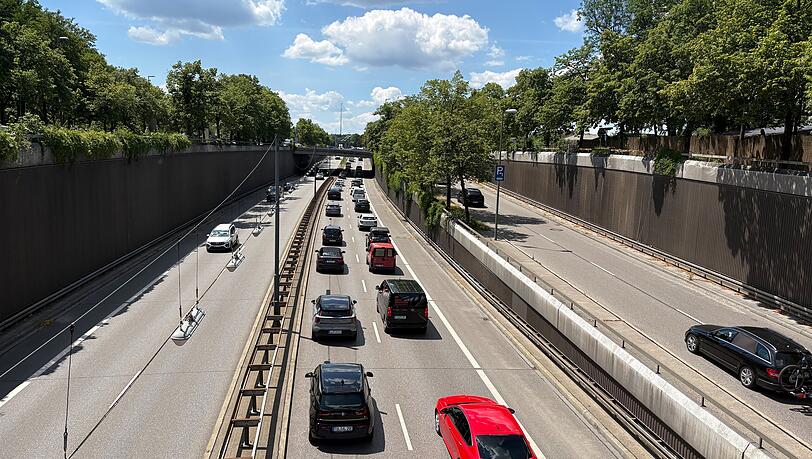 Der Stau auf dem Mittleren Ring vor dem Luki-Tunnel reicht stadtausw&auml;rts selbst am fr&uuml;hen Nachmittag bis auf H&ouml;he der Hansastra&szlig;e.