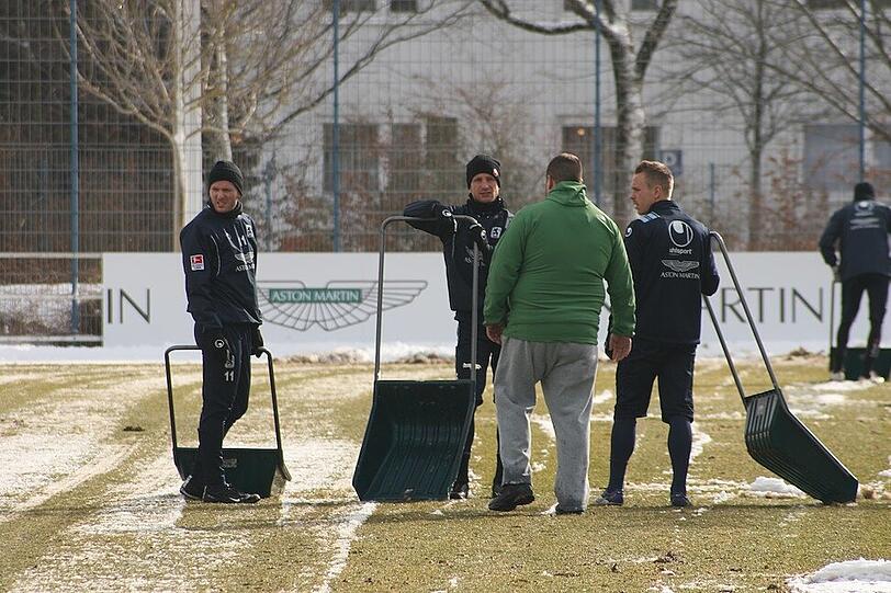 Tauwetter bei den Löwen: Am Donnerstag mussten die Sechzger an die Schneeschippe, bevor es ins Training ging. Schaufeln für den Erfolg - die Bilder von der Grünwalder.