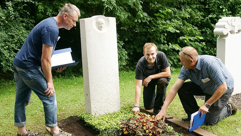 Es ist vollbracht: Robert Schwarz zeigt den Prüfern sein Abschlussgrab am Westfriedhof. Justus Hegemann (l.) wirft einen kritischen Blick auf die Arbeit, Paul Kudett tastet die Erde ab. Es ist vollbracht: Robert Schwarz zeigt den Prüfern sein Abschlussgrab am Westfriedhof. Justus Hegemann (l.) wirft einen kritischen Blick auf die Arbeit, Paul Kudett tastet die Erde ab.