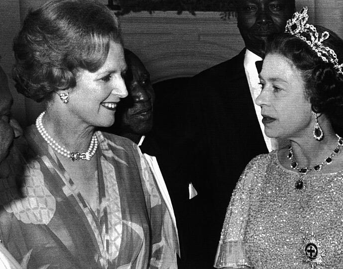 1979: Margaret Thatcher auf einer Commonwealth-Konferenz in Lusaka im Gespräch mit Queen Elizabeth II.