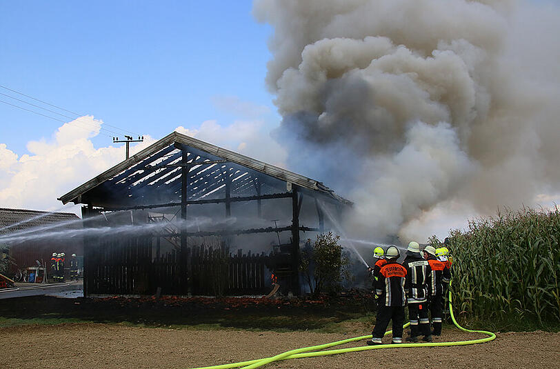 In Höllthal (Lkr. Mühldorf am Inn) brannte eine Maschinenhalle komplett aus. Die Bilder.