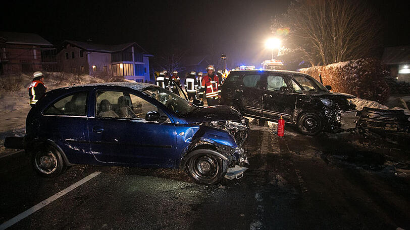 Eine schwangere Frau wurde beim Zusammenprall ihres Autos mit dem eines Opel-Fahrers verletzt.