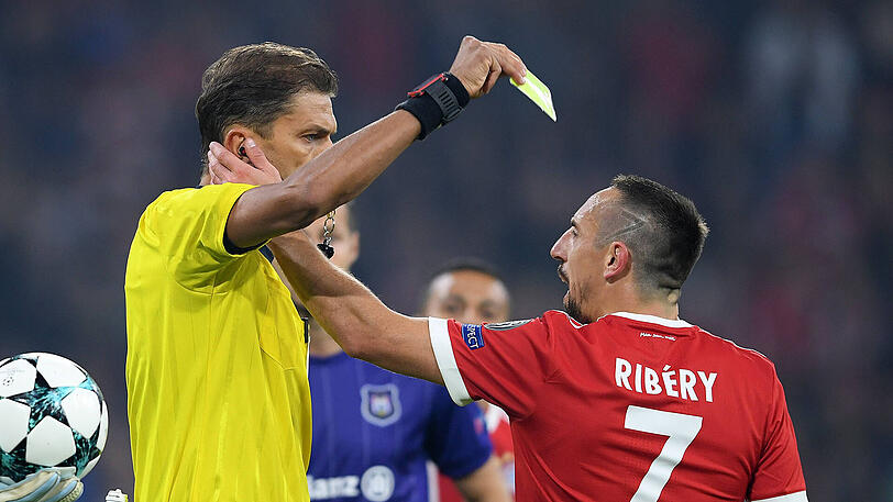 Wegen Reklamierens sieht Ribéry die gelbe Karte, danach fasst er Schiedsrichter Paolo Tagliavento ins Gesicht. Manches Unparteiische gaben dafür auch schonmal die rote Karte.