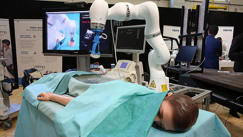 Bis ins Mark: Mit einem Ultraschallgerät am Roboterarm assistiert das "Spine Project" Ärzten dabei, den richtigen Winkel für einen Nadelstich in die Wirbelsäule zu finden.