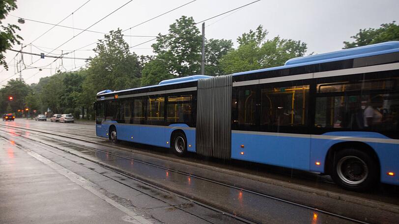 Die 86-Jährige ist im Bus gestürzt und hat sich dabei schwer verletzt. (Archivbild)