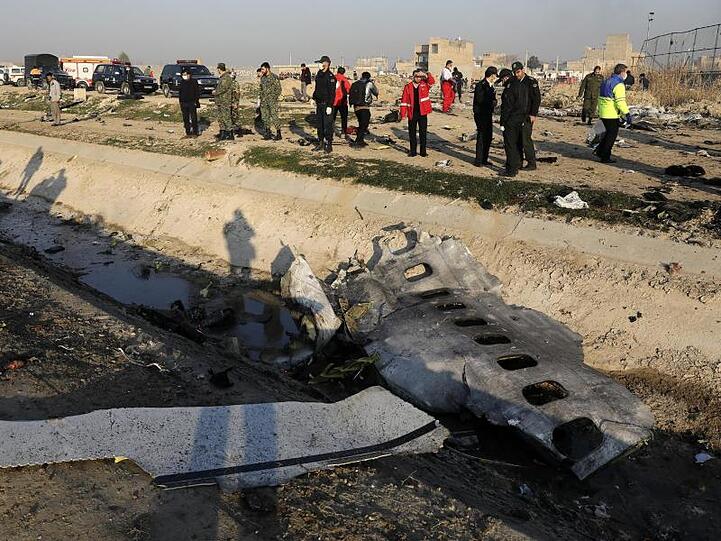 Trümmerteile der ukrainischen Passagiermaschine liegen am Absturzort bei Teheran.