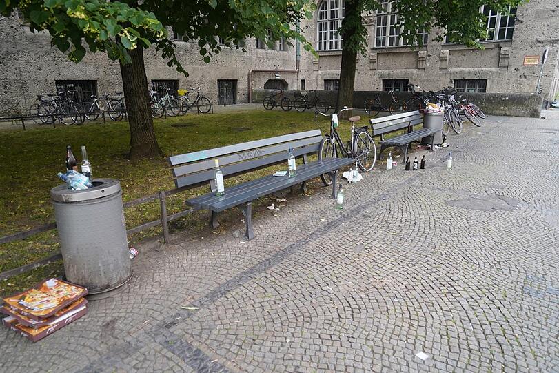 Leere Flaschen und Müll in der Amalienstraße.