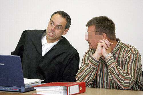 Monteur Thomas S. (44) mit Verteidiger Christian Tünnesen-Harmes.