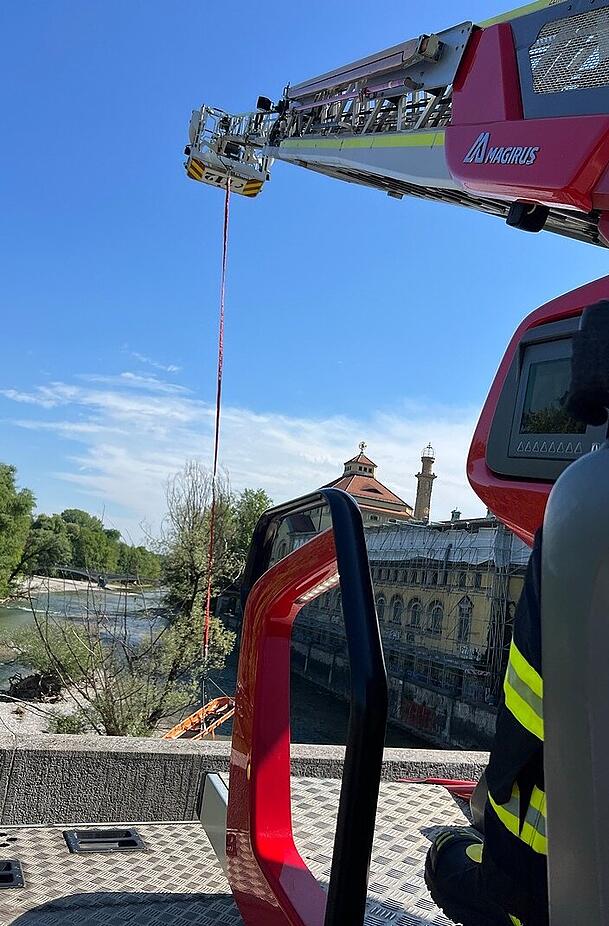Die Einsatzkr&auml;fte fanden Pollerts Leiche mittig unter der Ludwigsbr&uuml;cke unter Wasser liegend "mit sicheren Todeszeichen auf". Mit einer Drehleiter wurde der Tote am Samstagvormittag aus der Isar geborgen.
