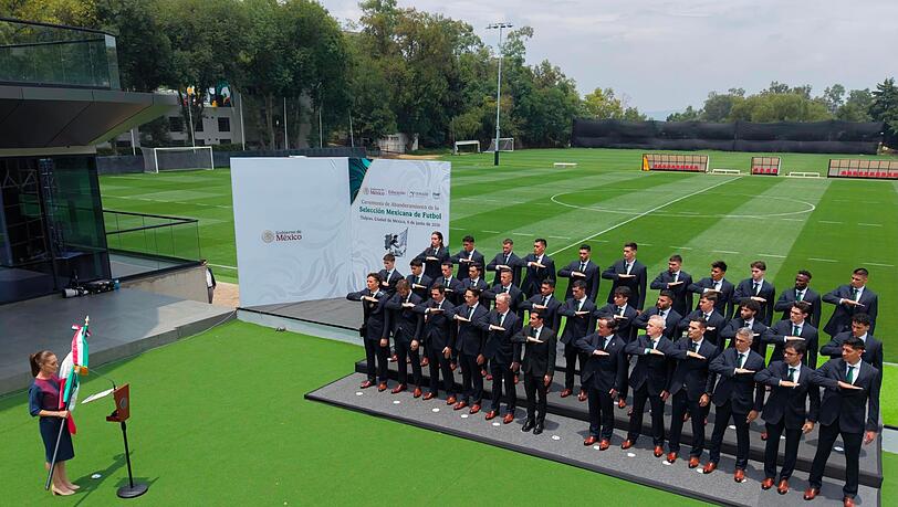 Die Präsidentin schwört "El Tri", wie Mexikos Nationalmannschaft genannt wird, noch mal ein. Die Präsidentin schwört "El Tri", wie Mexikos Nationalmannschaft genannt wird, noch mal ein.