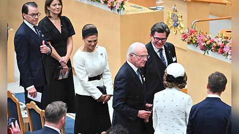 Unter anderem Prinz Daniel (l.), Kronprinzessin Victoria (Mitte) und K&ouml;nigin Silvia (r.) begleiteten K&ouml;nig Carl XVI. Gustaf zur Parlamentser&ouml;ffnung.