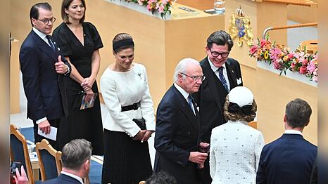 Unter anderem Prinz Daniel (l.), Kronprinzessin Victoria (Mitte) und K&ouml;nigin Silvia (r.) begleiteten K&ouml;nig Carl XVI. Gustaf zur Parlamentser&ouml;ffnung.
