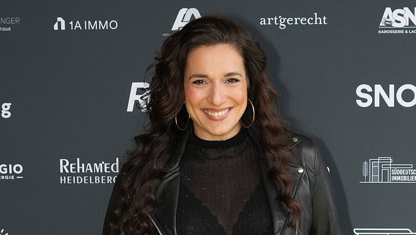 Sally Özcan freut sich auf ihr drittes Kind, muss sich derzeit aber viel ausruhen. Sally Özcan freut sich auf ihr drittes Kind, muss sich derzeit aber viel ausruhen.