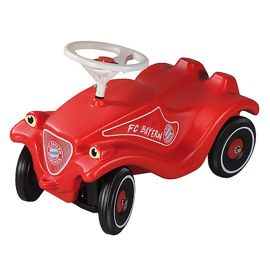 Für die Kleinen gibt es ein FC Bayern Bobby Car,...