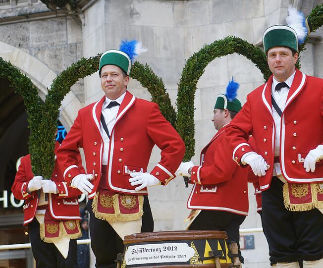 Wie alle sieben Jahre führen die Schäffler am Marienplatz ihren traditionellen Tanz auf. OB Christian Ude ist auch mit von der Partie.