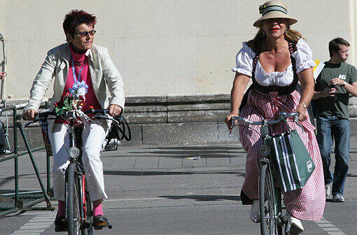 9. Fahrradfahrer dürfen nicht nebeneinander fahren.
Irrtum, Radfahrer dürfen auf Radwegen durchaus nebeneinander fahren. Dabei darf aber kein anderer Verkehrsteilnehmer gestört werden. Auf der Straße ist es eh sicherer, hintereinander zu fahren. Ausnahme: Bilden mindestens 15 Radfahrer eine Gruppe, dürfen sie auch auf der Straße nebeneinander fahren.