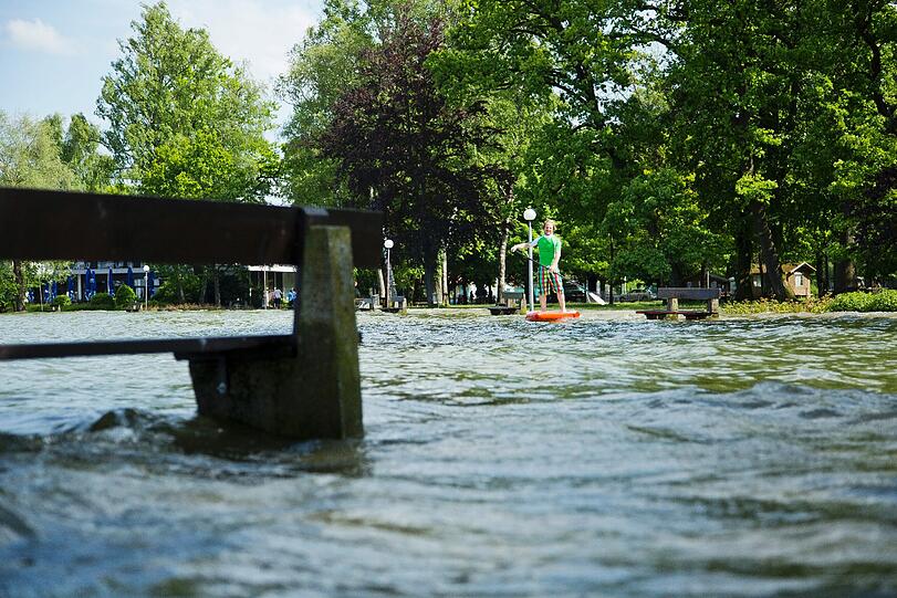 Fanatic-Teamfahrer Fabian Weber erkundet das Hochwasser in Diessen am Ammersee per Stand Up Paddeling