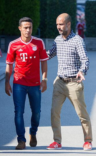 Der FC-Bayern-Neuzugang ist da: Thiago Alcántara bei seiner offiziellen Vorstellung am Dienstagnachmittag.