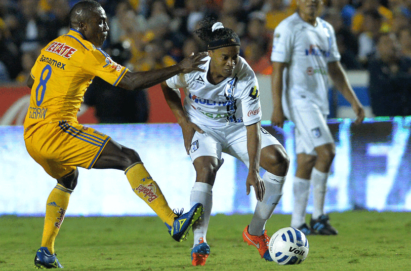 Ronaldinho (r.) in einem Spiel für den FC Queretaro.