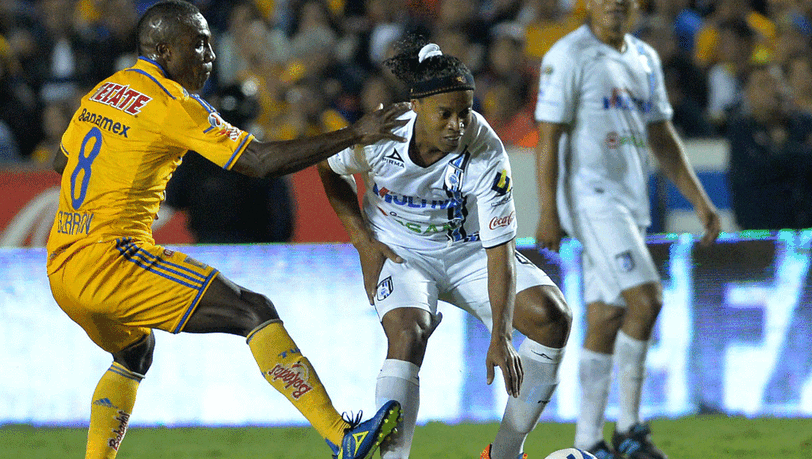 Ronaldinho (r.) in einem Spiel für den FC Queretaro. Ronaldinho (r.) in einem Spiel für den FC Queretaro.
