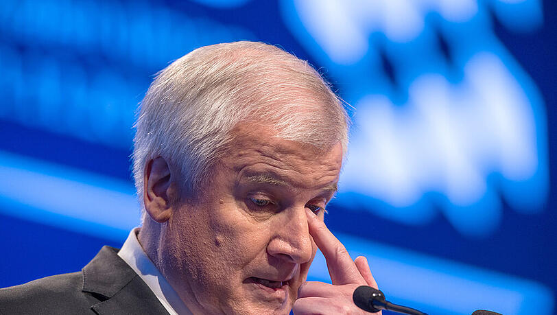 Horst Seehofer während des CSU-Parteitags am Samstag in München. Er wurde mit 87 Prozent der Stimmen als Parteivorsitzender wiedergewählt. Horst Seehofer während des CSU-Parteitags am Samstag in München. Er wurde mit 87 Prozent der Stimmen als Parteivorsitzender wiedergewählt.