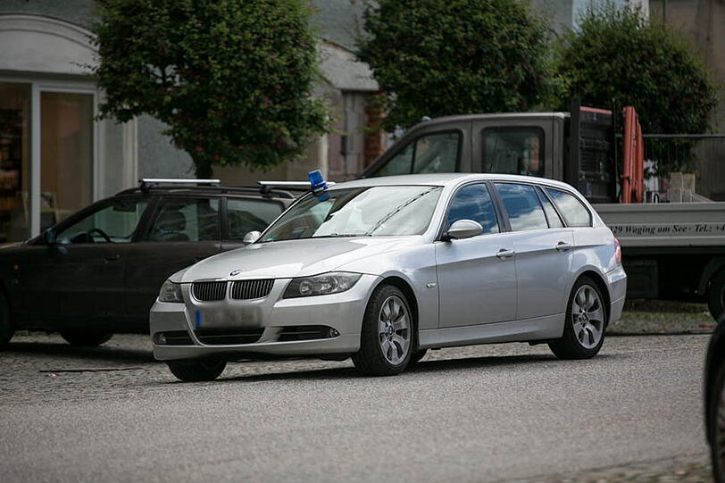 Eine halbe Stunde jagte die Polizei dem Einbrecher im Landkreis Traunstein hinterher. Erst in Tittmoning wurde er gestoppt. Die Bilder.