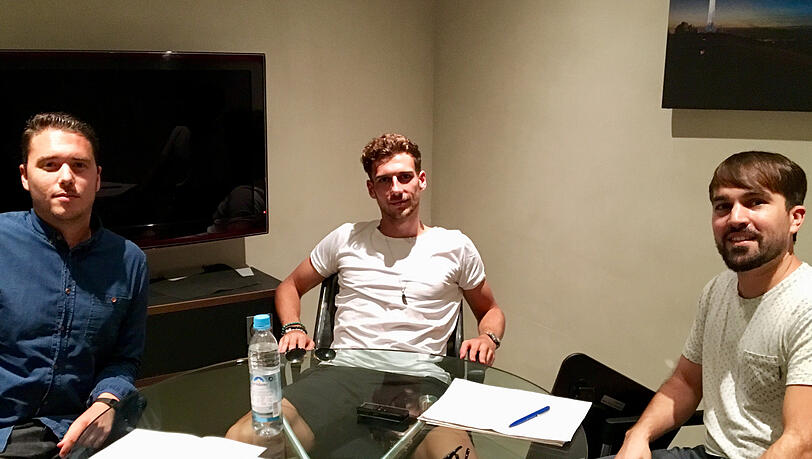 Bayern-Star Leon Goretzka mit den AZ-Redakteuren Maximilian Koch (l.) und Julian Buhl (r.). Bayern-Star Leon Goretzka mit den AZ-Redakteuren Maximilian Koch (l.) und Julian Buhl (r.).