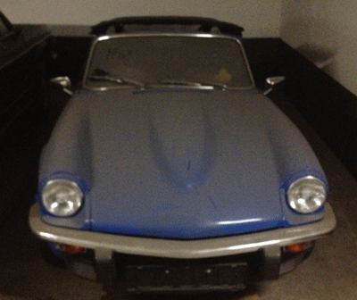 Ein verstaubtes Blau - dieser Schlitten wartet auf seine nächste Ausfahrt. Handelt es sich um einen Triumph Spitfire? Um sachdienliche Hinweise wird gebeten.