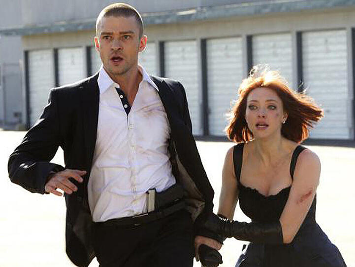 "In Time - Deine Zeit läuft ab": Immer wieder gelingt es Will (Justin Timberlake) und Sylvia (Amanda Seyfried), ihren Häschern zu entkommen oder ihre beinahe abgelaufene Lebenszeit wieder aufzuladen