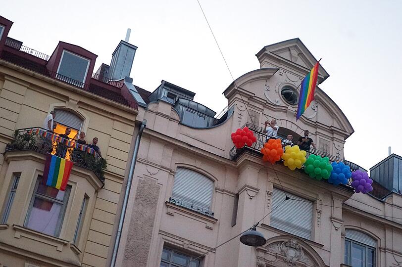 Laut, bunt und vor allem schwul: Das Hans-Sachs-Straßenfest zieht knapp 10.000 Menschen aus München und der queeren Szene an.