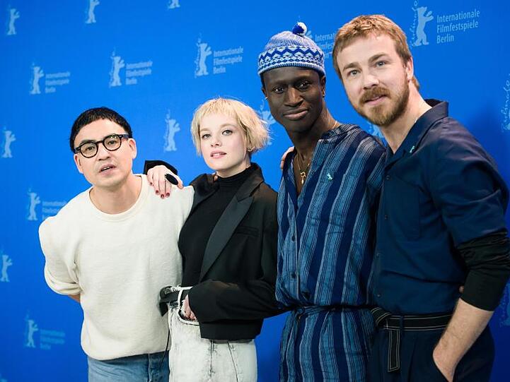 Regisseur Burhan Qurbani (l-r) stellt mit den Schauspielern Jella Haase, Welket Bungue und Albrecht Schuch den Film "Berlin Alexanderplatz" vor.